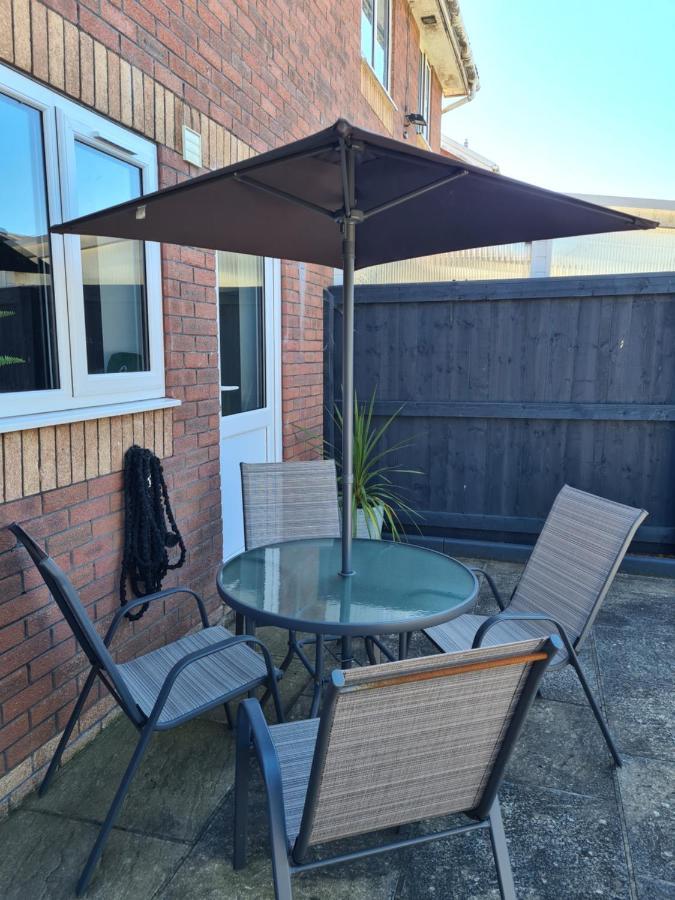 Stunning 2 Bed House Near Coastal Path/Lake/Beach Llanelli Buitenkant foto