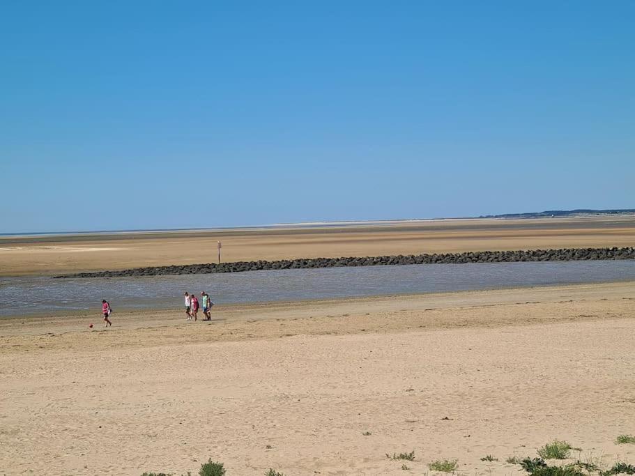 Stunning 2 Bed House Near Coastal Path/Lake/Beach Llanelli Buitenkant foto